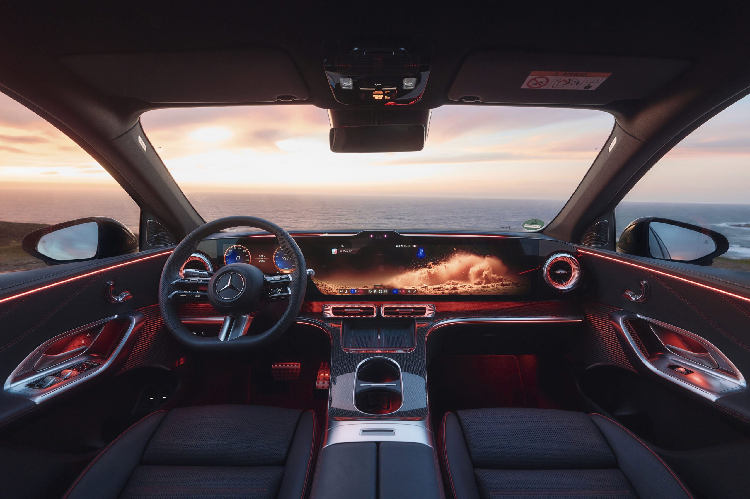 Innen befindet sich der MBUX-Hyperscreen, der sich als größter Bildschirm in einem Mercedes überhaupt quer über die gesamte Schalttafel spannt. Fotos: Mercedes