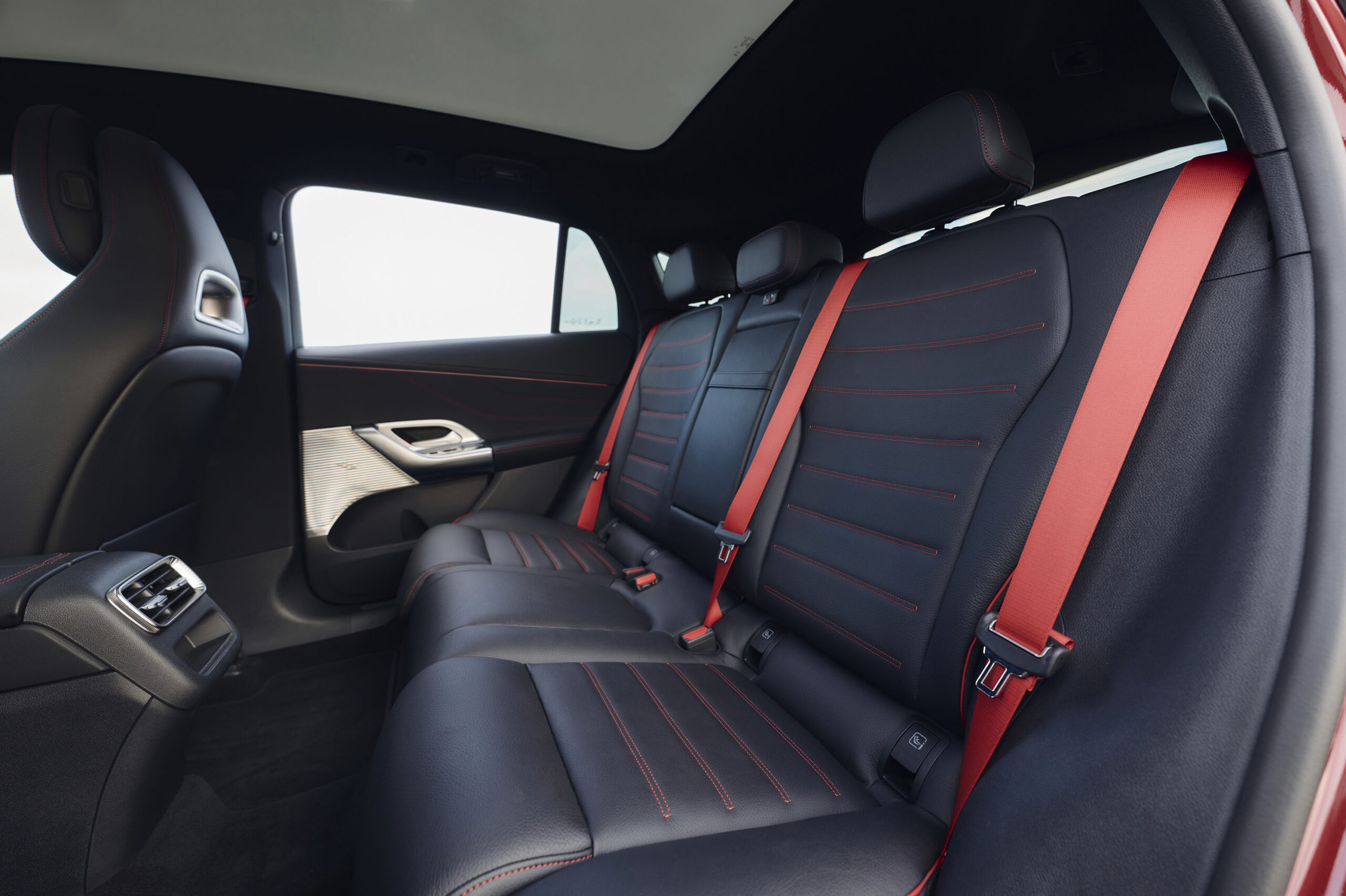 Auch hinten sitzt es sich luftig im GLC. 