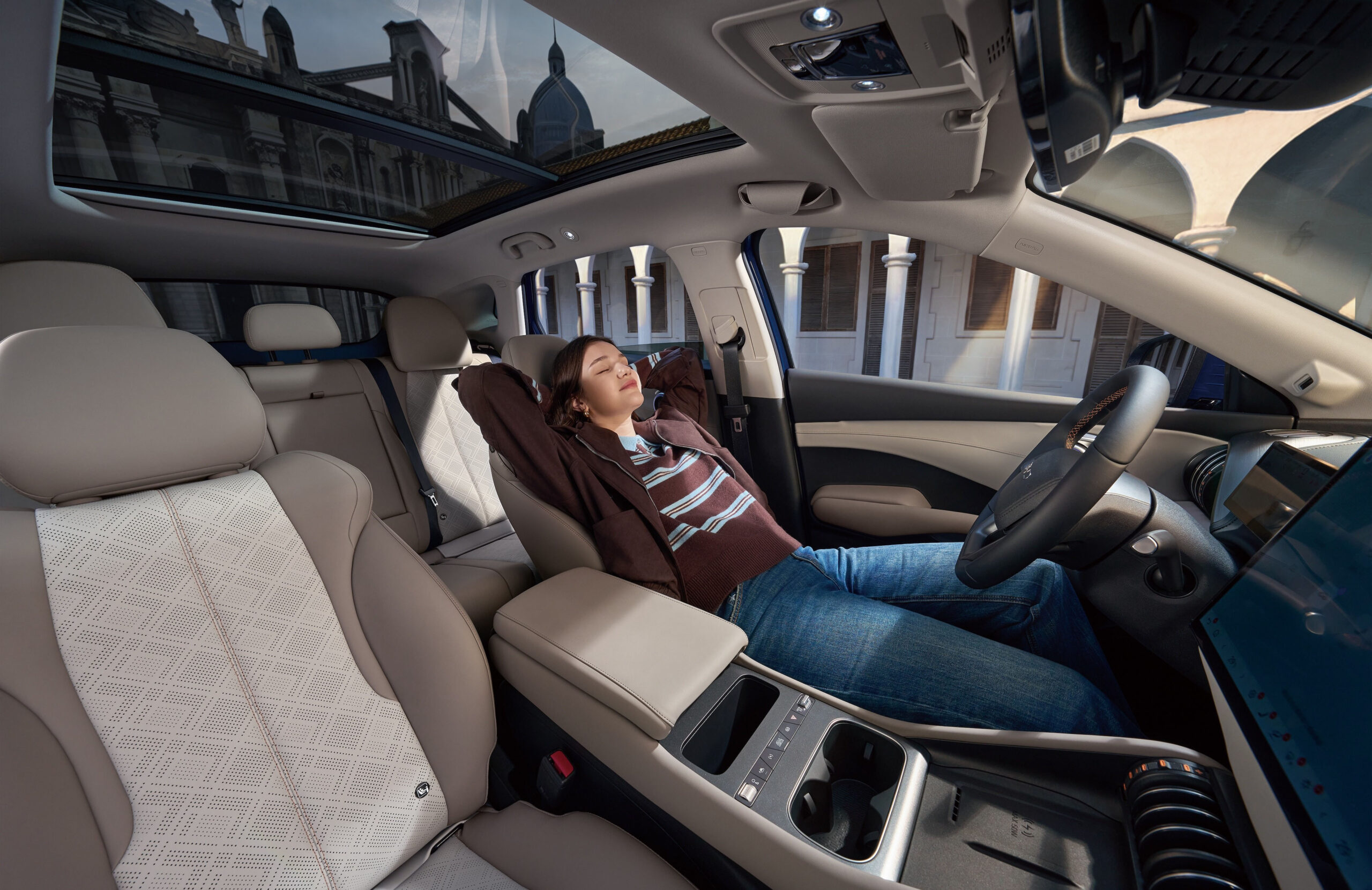 Erholsam: Die Frontsitze mit verstellbaren Kopfstützen lassen auch Ruhepausen zu.