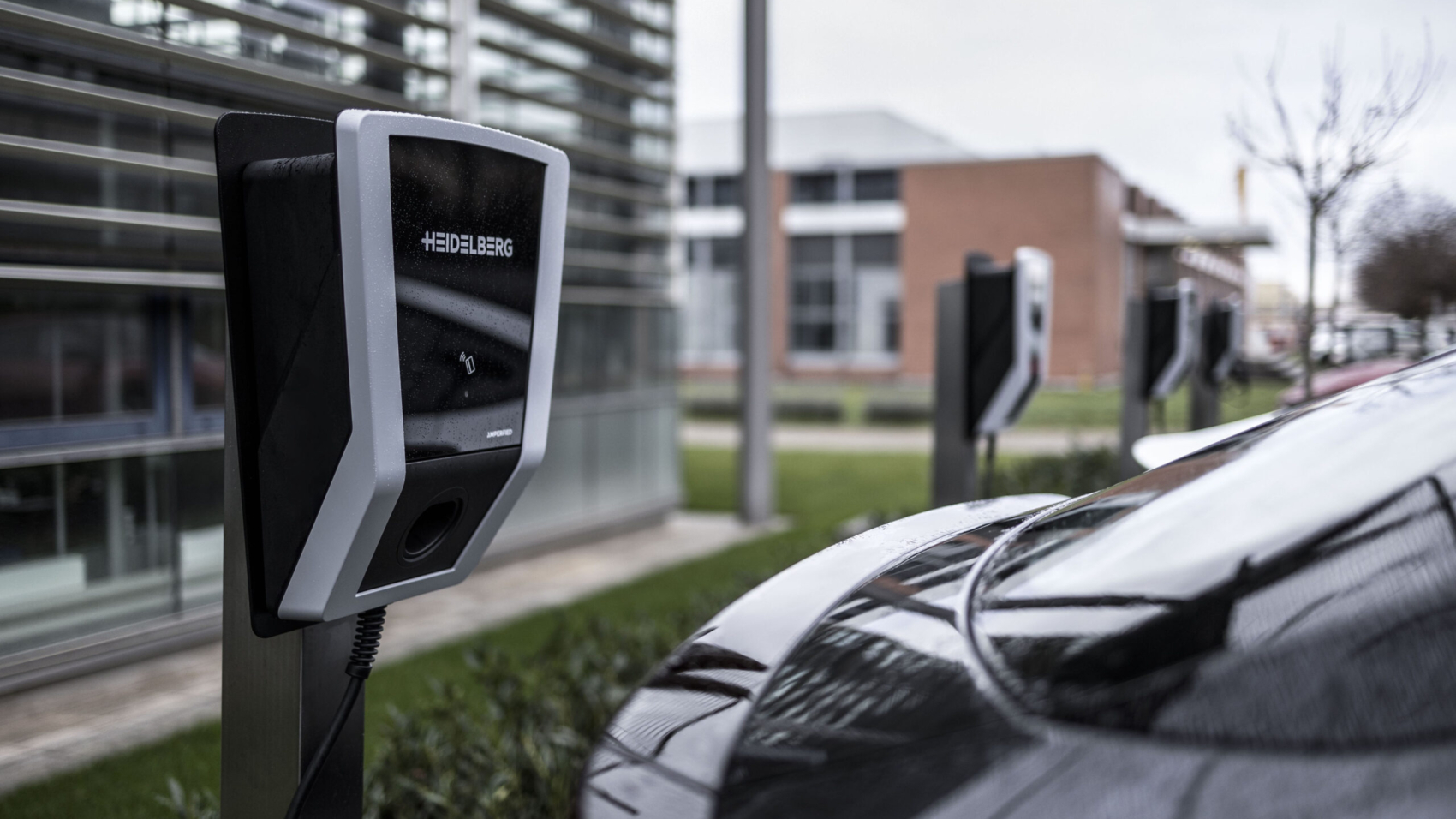 Eine neue Studie zeigt, wie sich deutsche Arbeitgeber bei Dienstwagen und Firmenflotten umorientieren. Foto: Amperfied