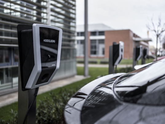 Eine neue Studie zeigt, wie sich deutsche Arbeitgeber bei Dienstwagen und Firmenflotten umorientieren. Foto: Amperfied