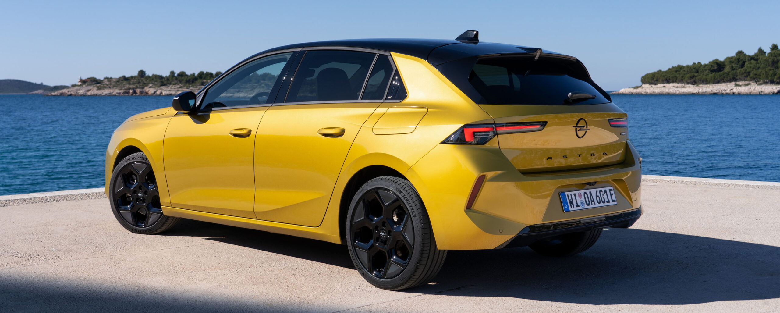 Schlanke Erscheinung dank dezenter Sicken: der neue Opel Astra. Alle Fotos: Opel