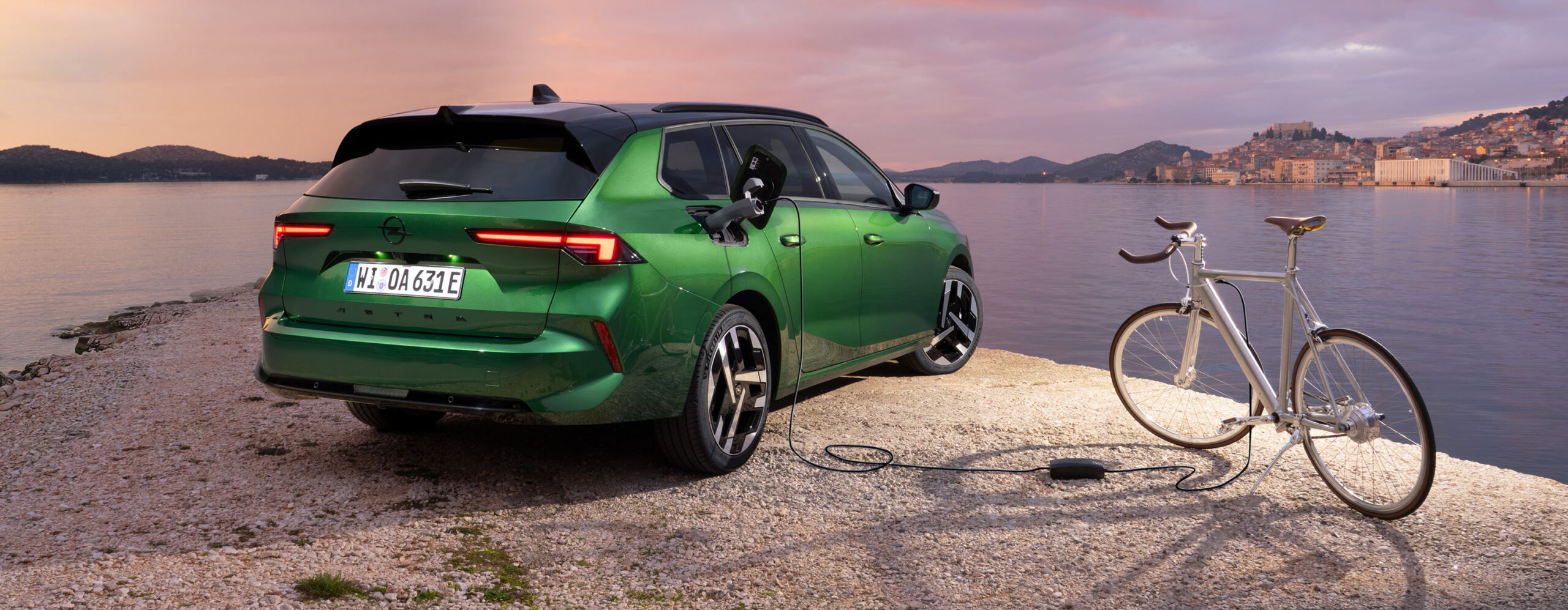 Heckansicht des neuen Astra Sports Tourers. 