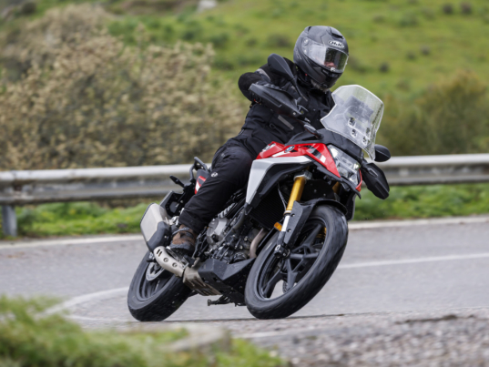 Im Bereich zwischen 4.000 und 7.000 Touren entfaltet die BMW F 450 GS eine spaßbetonte Dynamik, die weder überfordert noch langweilt. Fotos: BMW