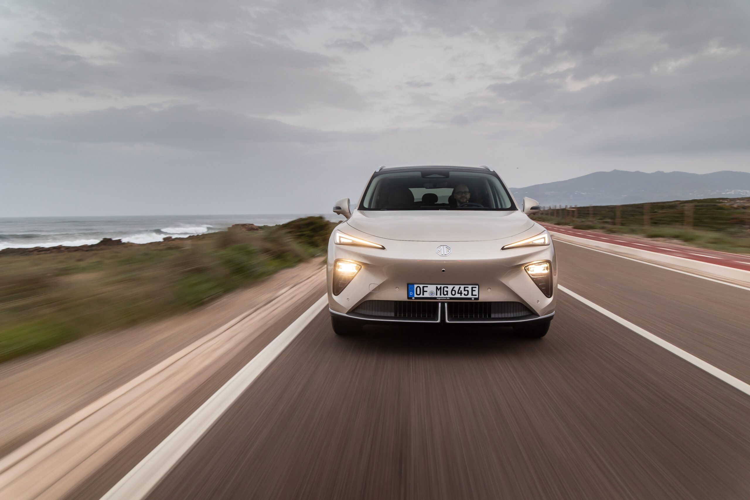 Die Basis hat 180 kW/244 PS und Heckantrieb, die Allradversion kommt auf eine Systemleistung von 266 kW/361 PS