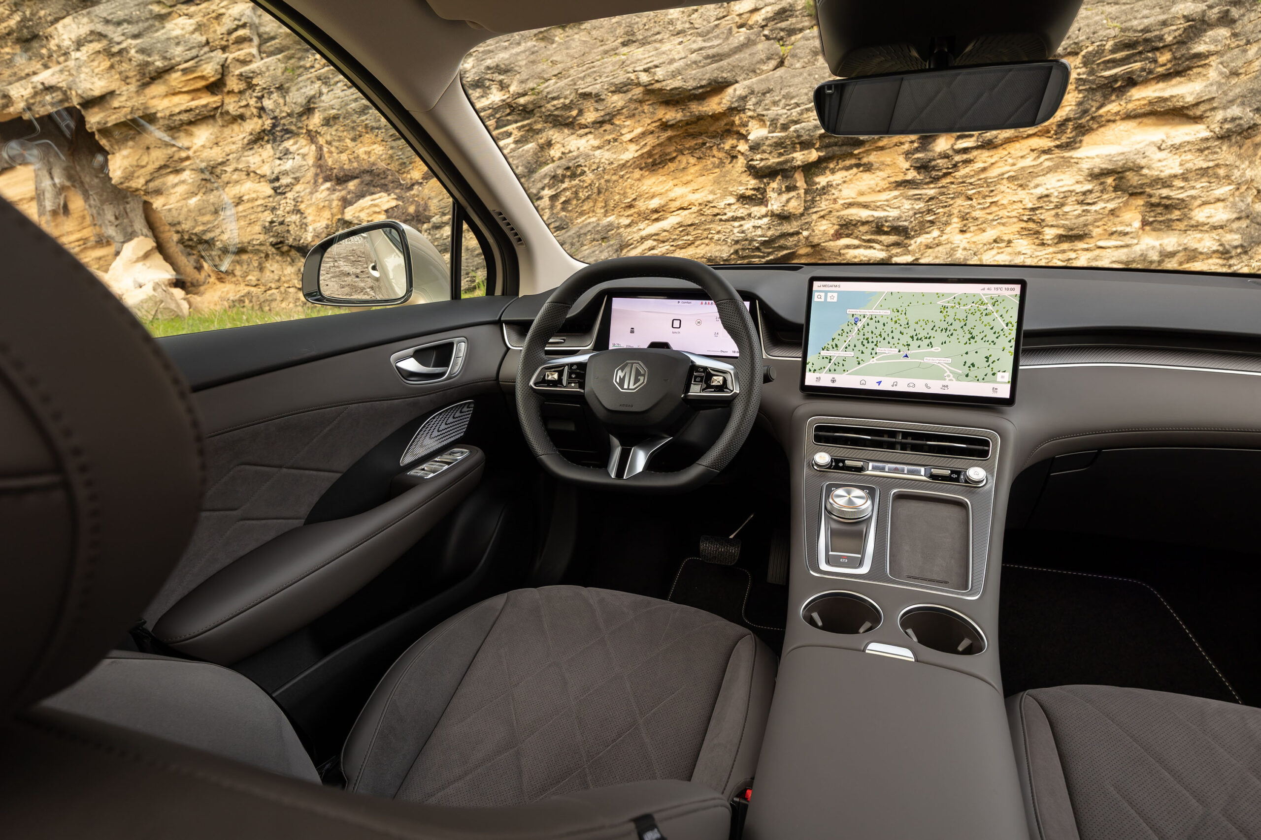 Wie in den meisten Fällen dominiert auch im Cockpit des S6 der riesige, horizontal ausgerichtete Touchscreen in der Armaturenbrettmitte.