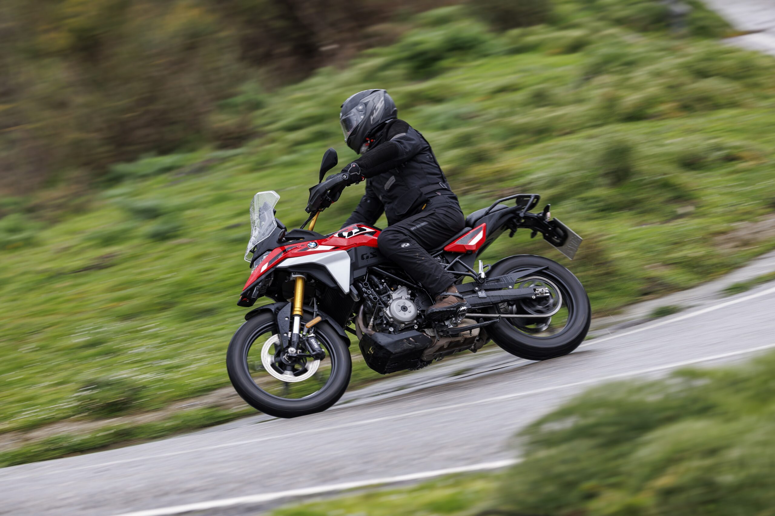 Ab etwa 2.000 Touren legt der Twin sauber los, ab 4.000 U/min wird er spürbar lebendig.