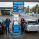 Ratlosigkeit an der Tankstelle – was tun gegen hohe Spritpreise. Foto: Google Gemini (KI)