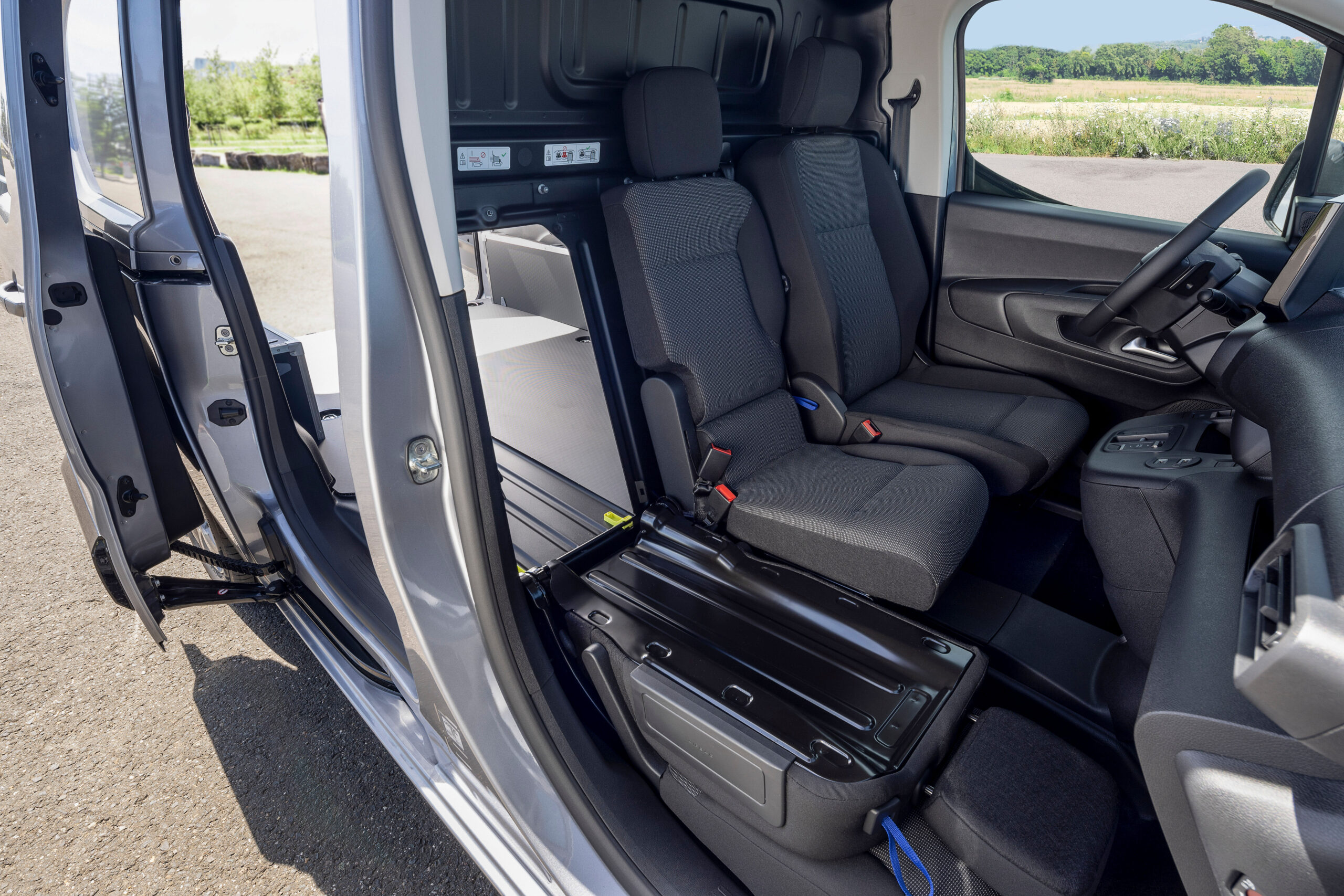 Die praktische Durchreiche: Einmal den Beifahrersitz umklappen, und längere Gegenstände passen noch hinein. Foto: Opel