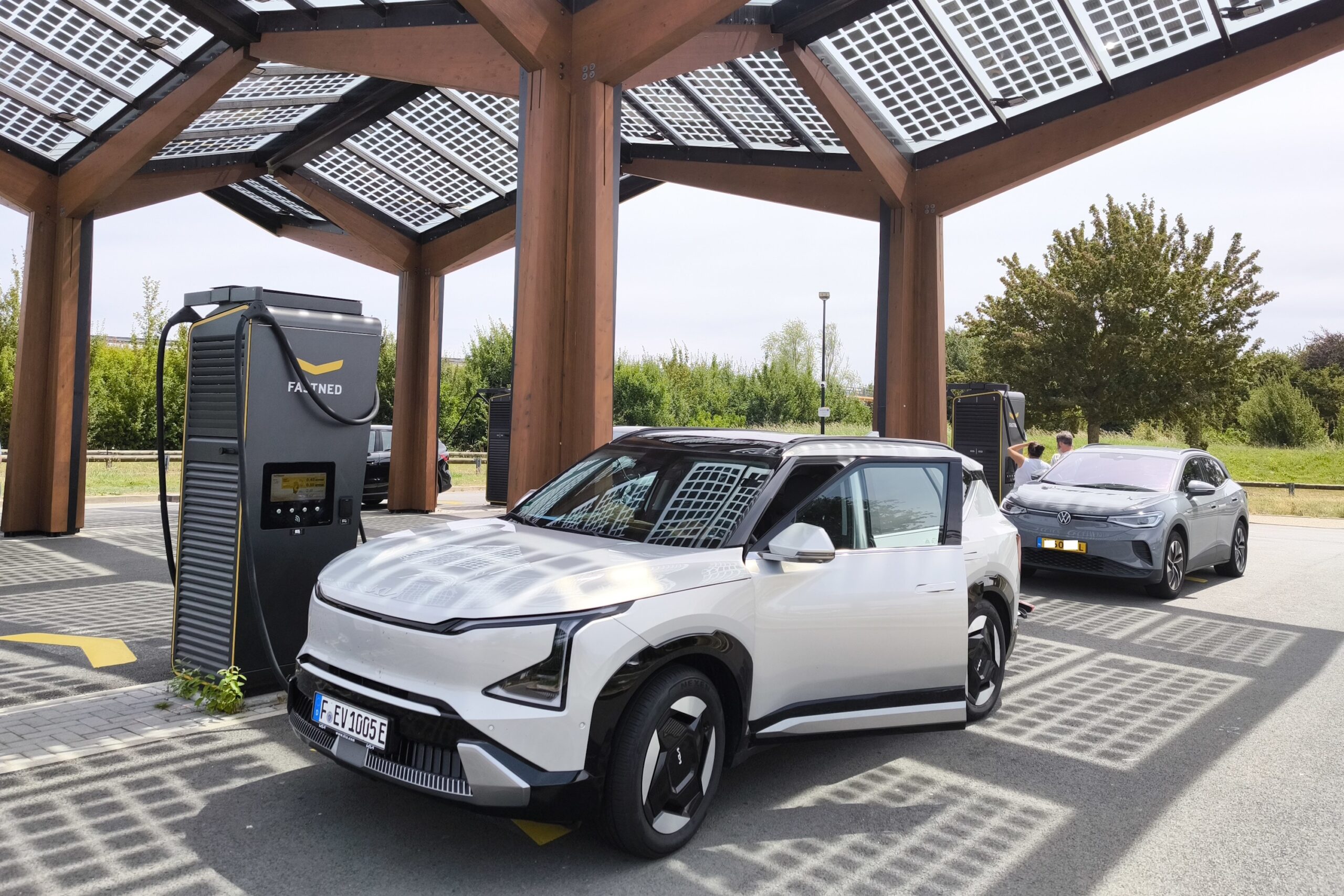An der Autobahn in Frankreich haben wir auch einen schicken Ladepark von Fastned besucht. Hier war es voll und der Strompreis deutlich höher als bei Electra. Foto: SP/X, Mario Hommen