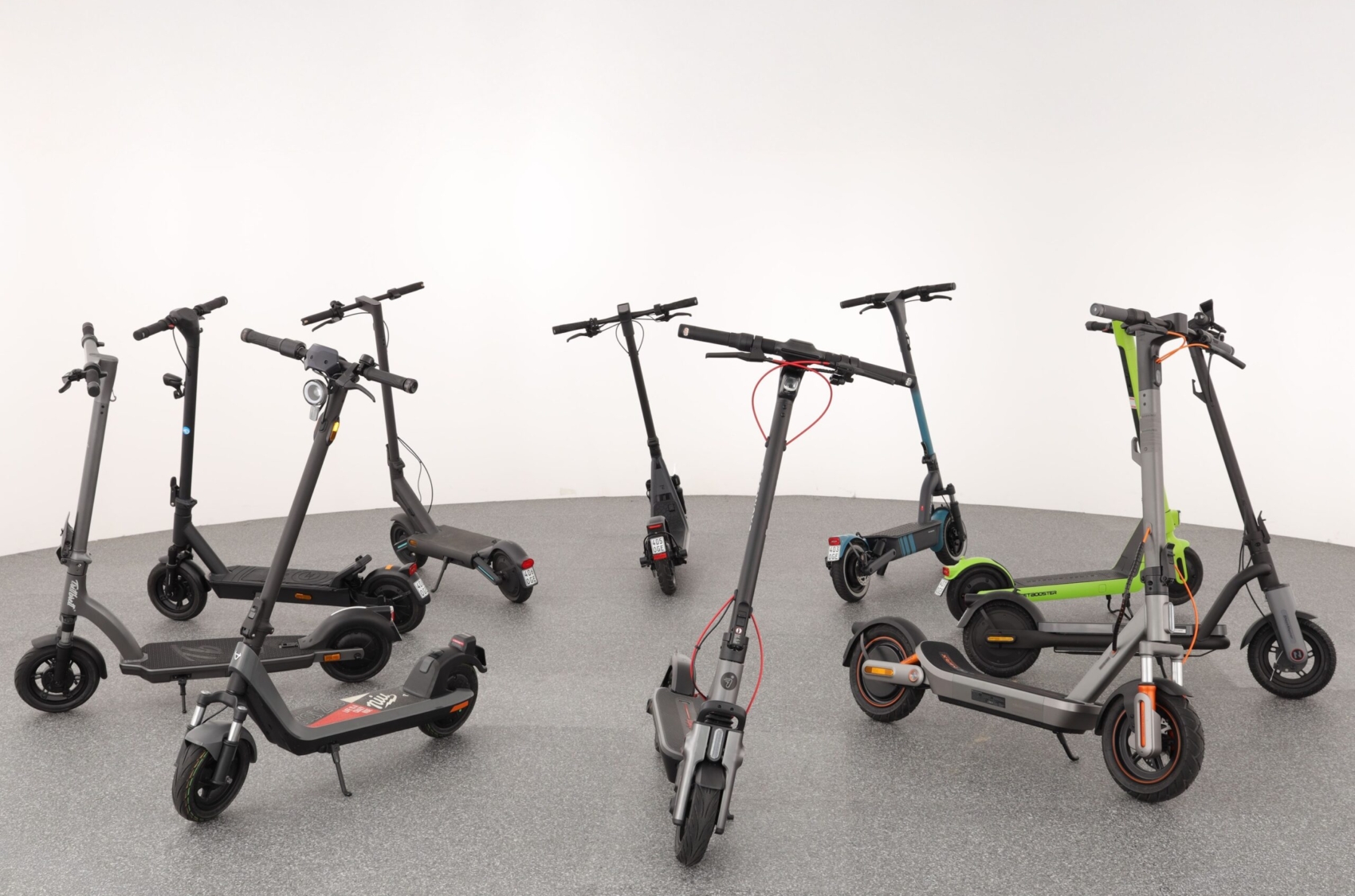 Der ADAC hat zehn zwischen 500 und 800 Euro teure E-Kickscooter getestet. Das Ergebnis war weitgehend positiv