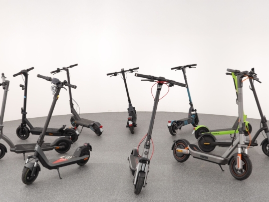 Der ADAC hat zehn zwischen 500 und 800 Euro teure E-Kickscooter getestet. Das Ergebnis war weitgehend positiv