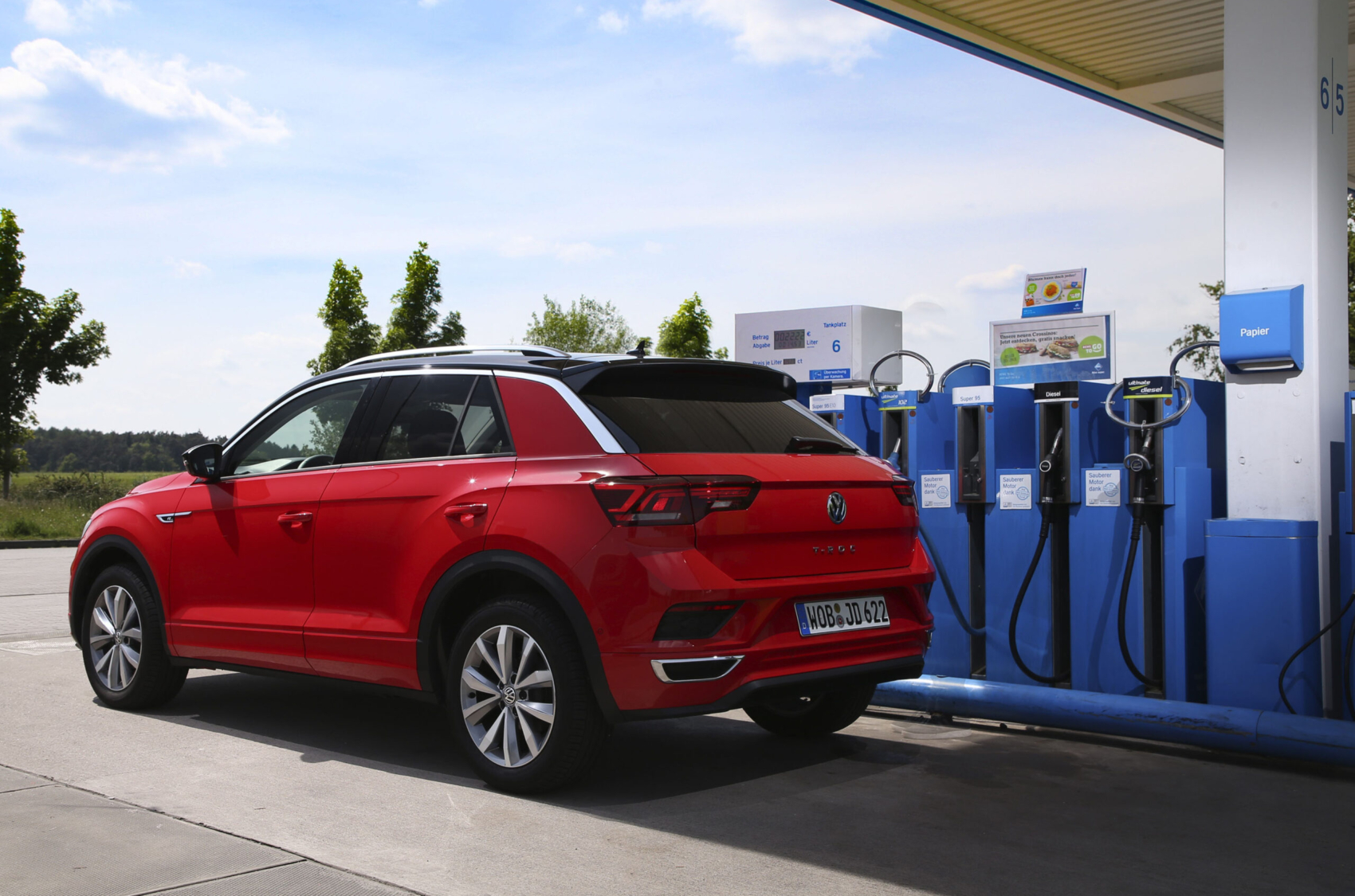 Ein deutlicher Rückgang der Spritpreise in Deutschland ist vorerst nicht in Sicht. Das Niedrigwasser im Rhein könnte sogar für eine weitere Verteuerung von Diesel und Benzin sorgen. Foto: SP-X