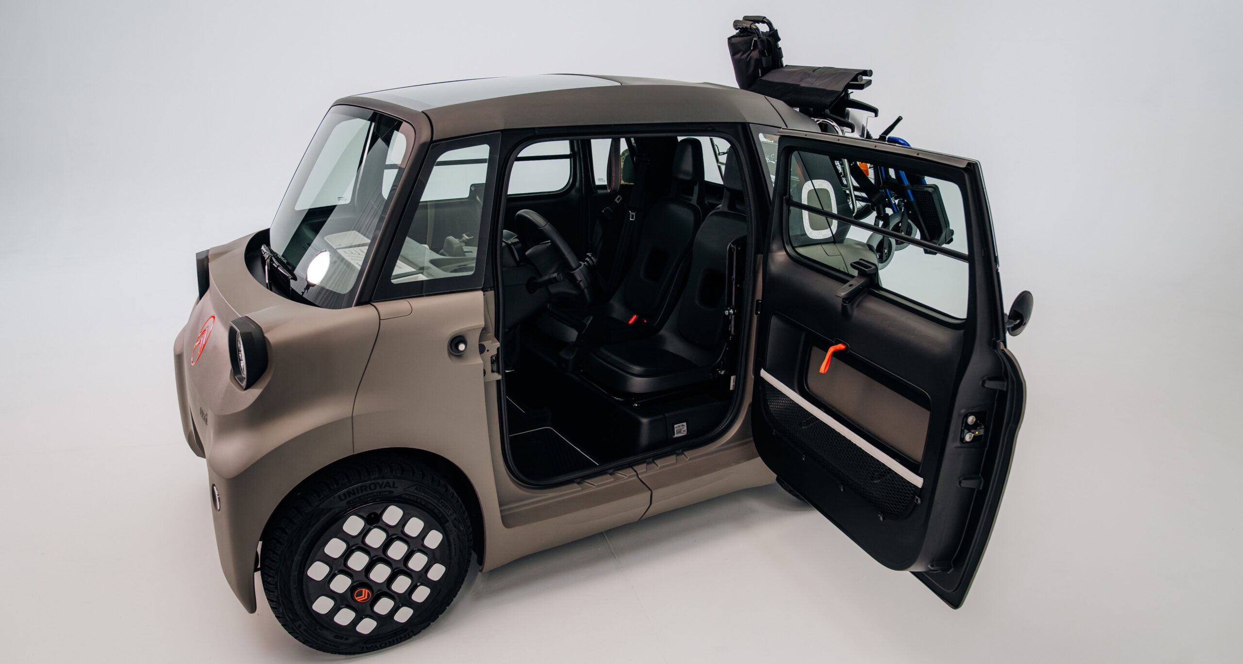 Beim Ami [for] all ist unter anderem der Öffnungswinkel der Fahrertür auf 90 Grad vergrößert. Alle Fotos: Citroën bietet ab sofort eine barrierefreie Variante seines elektrischen Kleinstmobils Ami an. Alle Fotos: Citroën